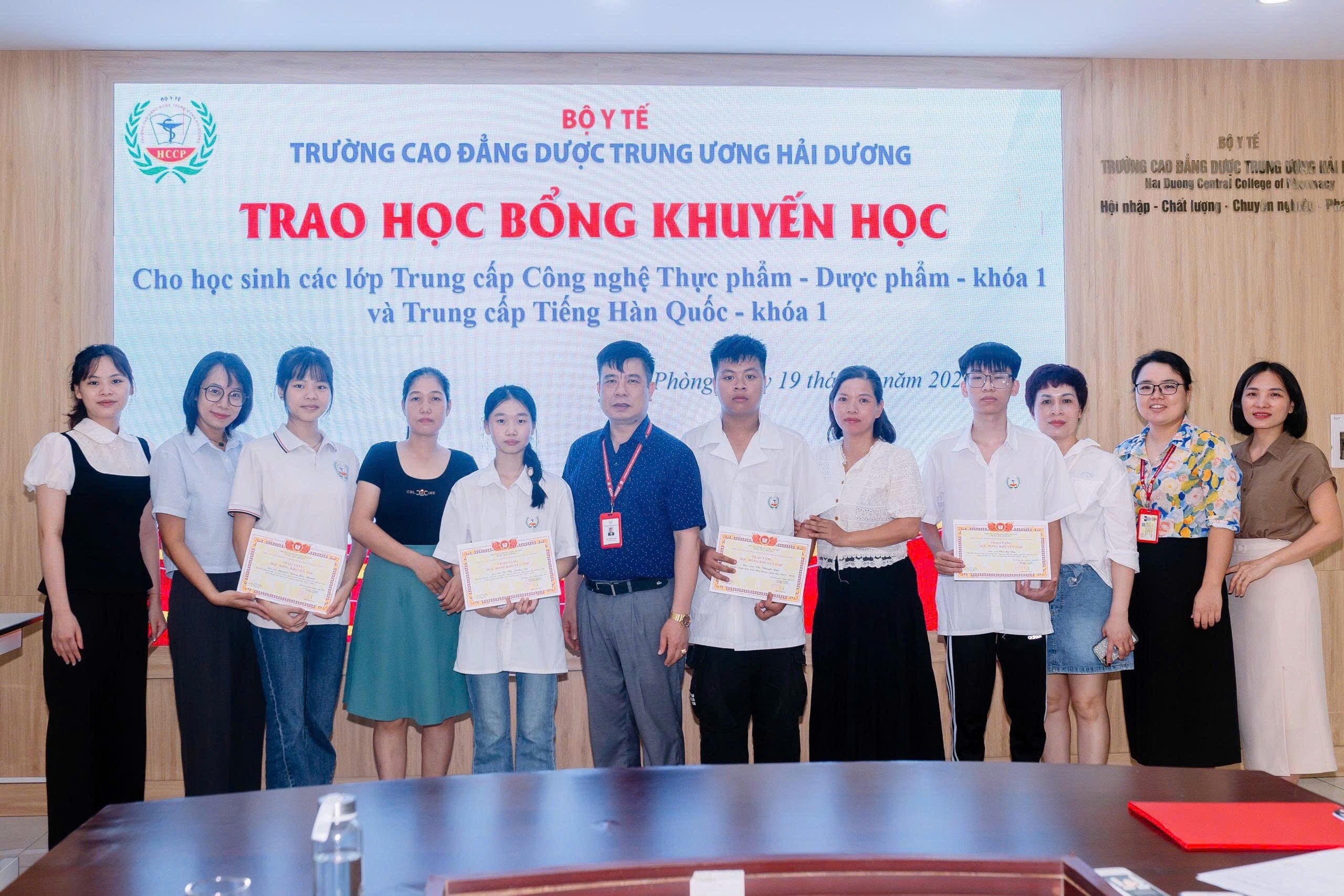 TRAO HỌC BỔNG KHUYẾN HỌC CHO HỌC SINH ĐẠT THÀNH TÍCH CAO TRONG HỌC TẬP VÀ HỌC SINH CÓ HOÀN CẢNH ĐẶC BIỆT KHÓ KHĂN