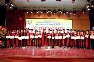 LỄ TỐT NGHIỆP DƯỢC SỸ CAO ĐẲNG HỆ CHÍNH QUY KHÓA 8
