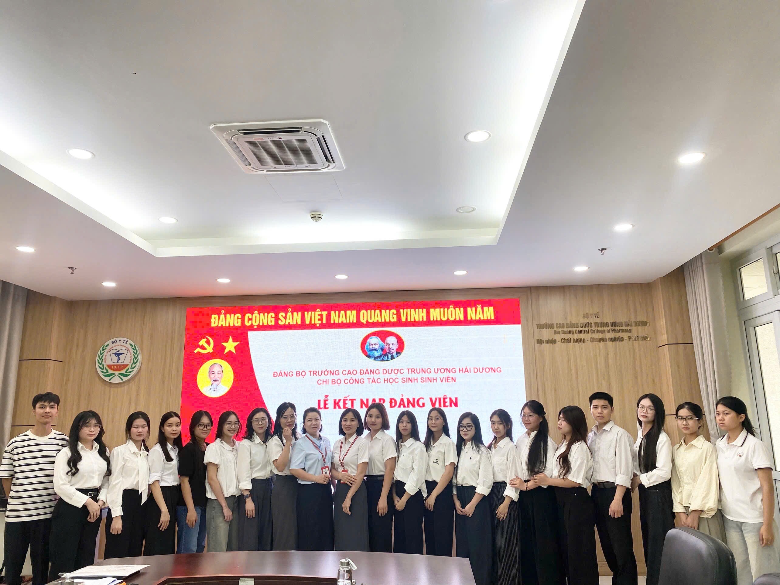CHI BỘ CÔNG TÁC HỌC SINH SINH VIÊN TỔ CHỨC LỄ KẾT NẠP ĐẢNG VIÊN MỚI