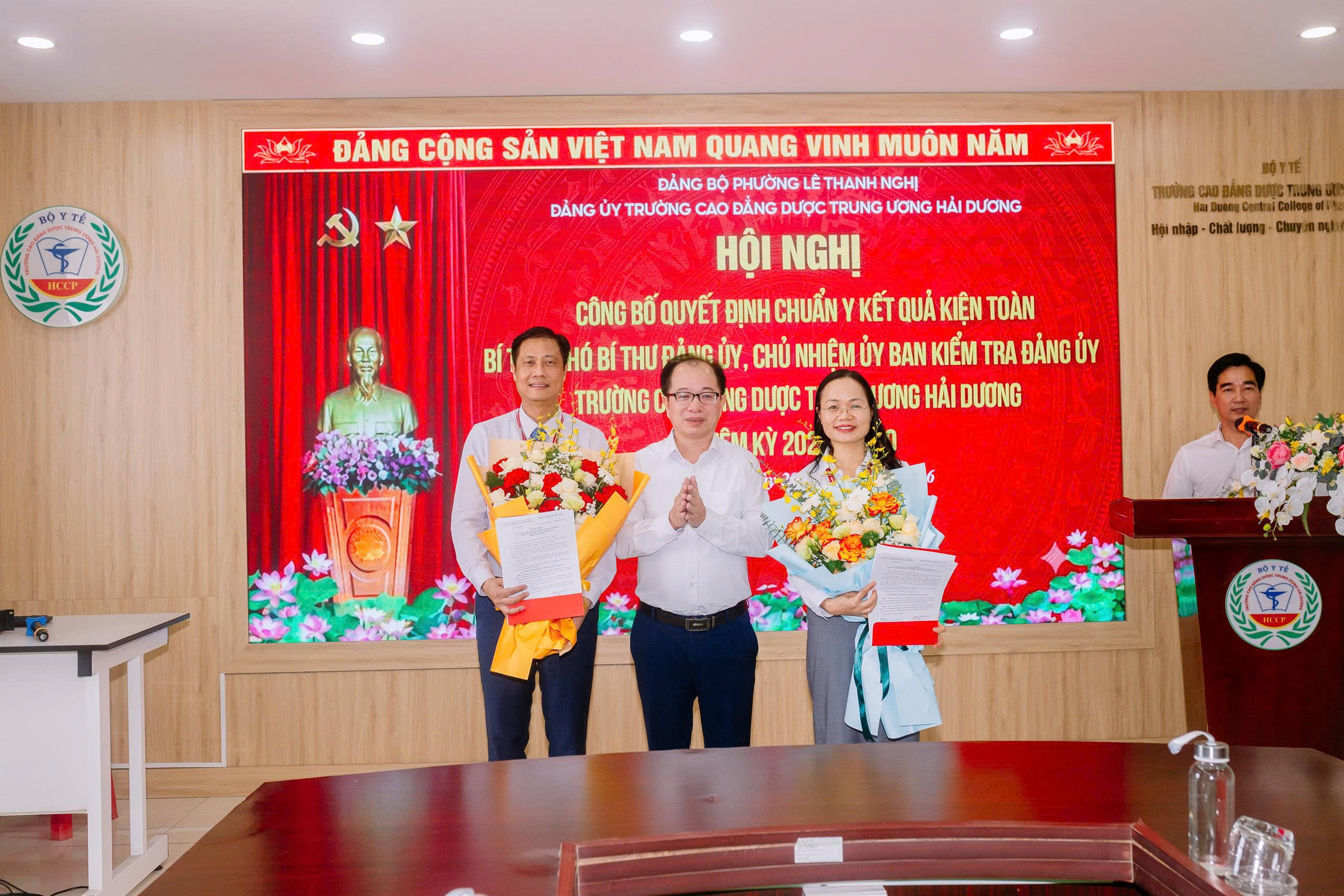 Hội nghị công bố Quyết định chuẩn y kiện toàn Bí thư, Phó Bí thư Đảng ủy Trường Cao đẳng Dược Trung ương Hải Dương nhiệm kỳ 2025-2030