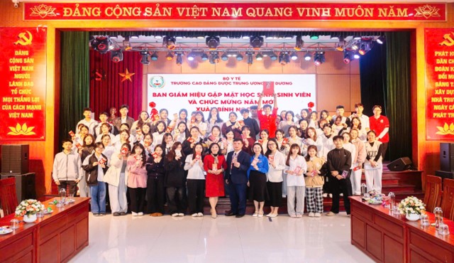 Ban Giám hiệu Trường Cao đẳng Dược Trung ương Hải Dương gặp mặt, chúc Tết Nguyên đán Bính Ngọ 2026 học sinh, sinh viên cán bộ lớp - Đoàn - Hội