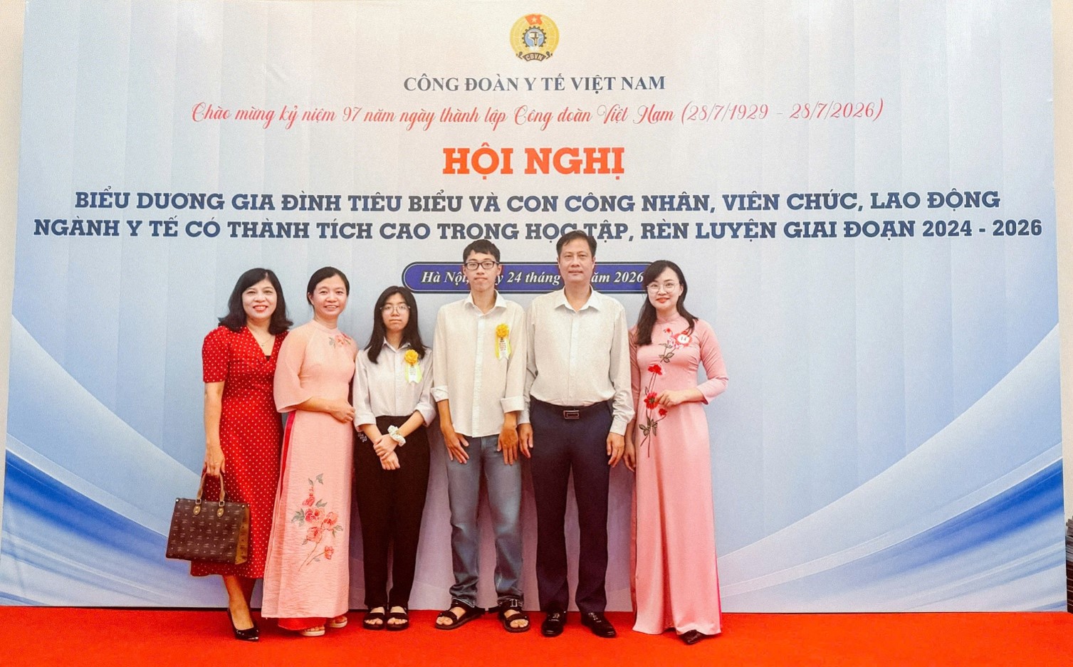 CÔNG ĐOÀN TRƯỜNG CAO ĐẲNG DƯỢC TRUNG ƯƠNG HẢI DƯƠNG VINH DỰ THAM DỰ HỘI NGHỊ BIỂU DƯƠNG CỦA CÔNG ĐOÀN Y TẾ VIỆT NAM