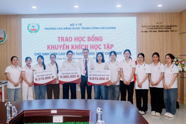 TRAO HỌC BỔNG KHUYẾN KHÍCH HỌC TẬP CHO SINH VIÊN CAO ĐẲNG DƯỢC KHÓA 16 HỆ CHÍNH QUY 