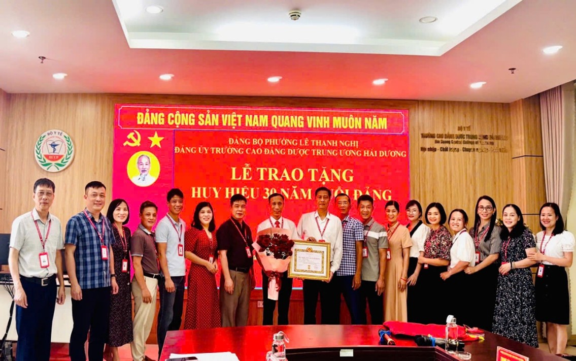 ĐẢNG ỦY TRƯỜNG CAO ĐẲNG DƯỢC TRUNG ƯƠNG HẢI DƯƠNG TRAO TẶNG HUY HIỆU 30 NĂM TUỔI ĐẢNG