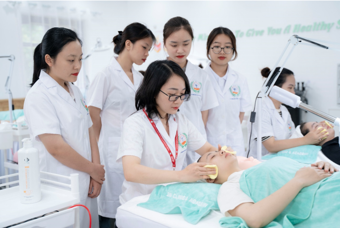 KHI CHĂM SÓC SẮC ĐẸP ĐƯỢC DẪN DẮT BỞI KHOA HỌC SỨC KHỎE TẠI HCCP