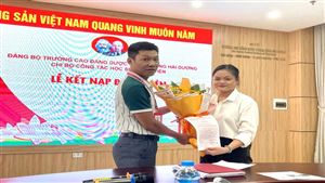 CHI BỘ CÔNG TÁC HỌC SINH SINH VIÊN TỔ CHỨC LỄ KẾT NẠP ĐẢNG VIÊN MỚI