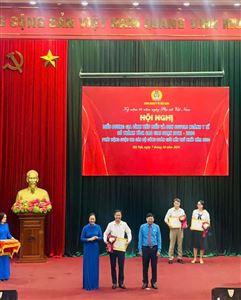 THAM DỰ HỘI NGHỊ BIỂU DƯƠNG GIA ĐÌNH TIÊU BIỂU VÀ CON VIÊN CHỨC NGÀNH Y TẾ CÓ THÀNH TÍCH CAO TRONG HỌC TẬP