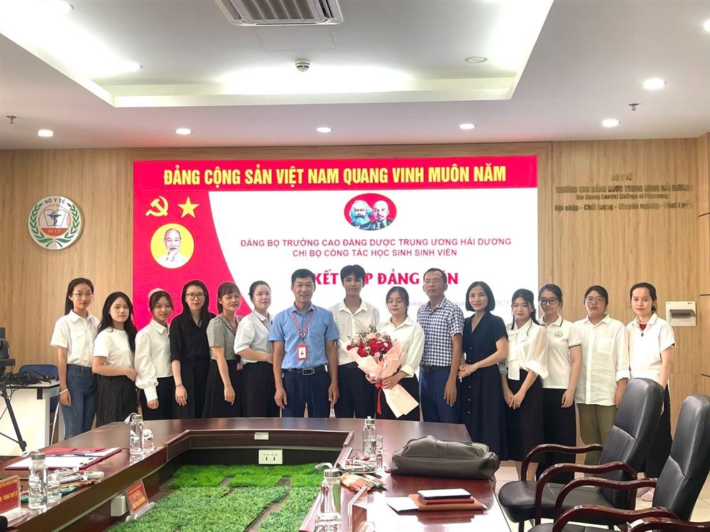 CHI BỘ CÔNG TÁC HỌC SINH SINH VIÊN TỔ CHỨC LỄ KẾT NẠP ĐẢNG VIÊN MỚI