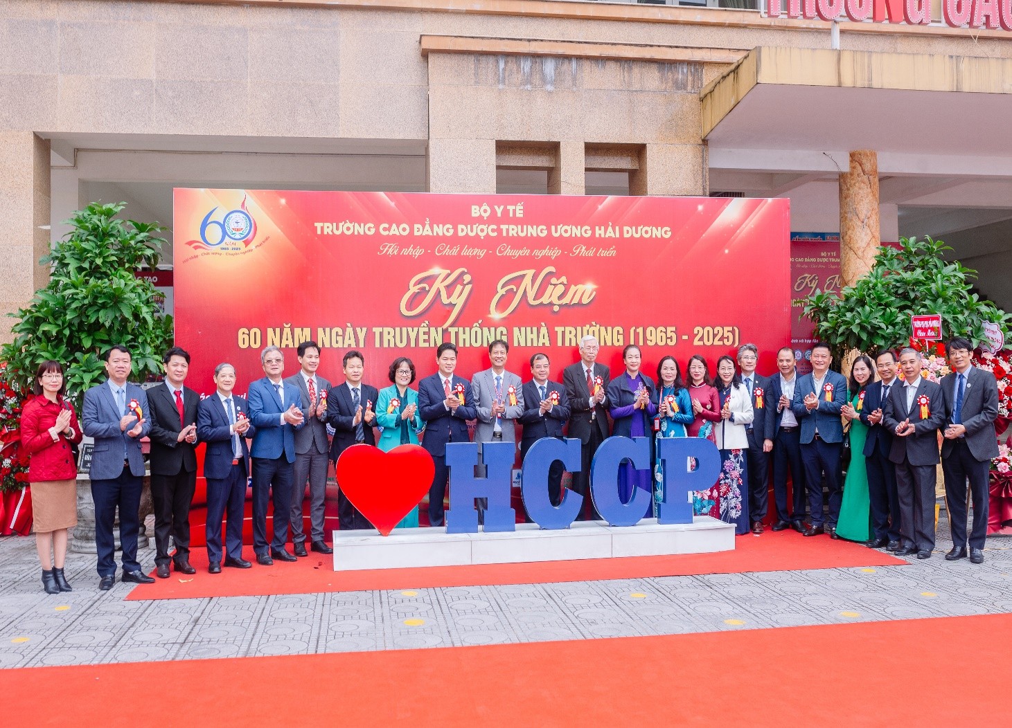 Thứ trưởng thường trực Bộ Y tế và Phó Chủ tịch UBND TP Hải Phòng gặp gỡ lãnh đạo Trường Cao đẳng Dược Trung ương Hải Dương nhân lễ kỷ niệm 60 năm ngày truyền thống nhà trường