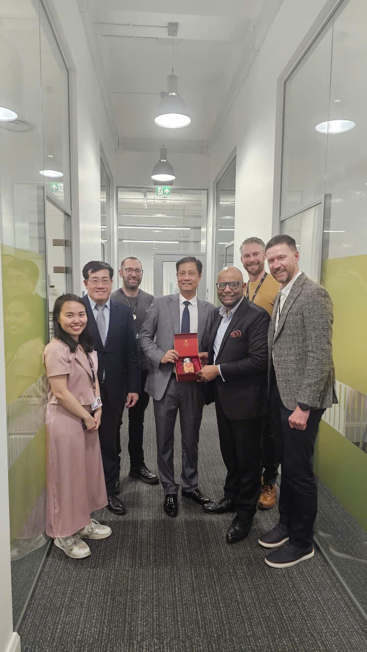 LÃNH ĐẠO TRƯỜNG CAO ĐẲNG DƯỢC TRUNG ƯƠNG HẢI DƯƠNG THĂM VÀ LÀM VIỆC TẠI ĐẠI HỌC ASTON (VƯƠNG QUỐC ANH)