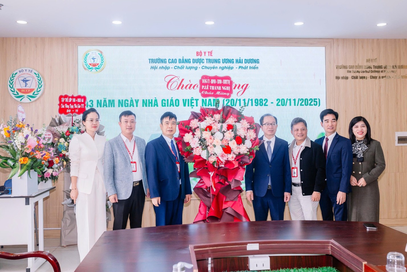 Nhiều đơn vị, tổ chức và doanh nghiệp đến chúc mừng Trường Cao đẳng Dược Trung ương Hải Dương nhân Ngày Nhà giáo Việt Nam 20/11