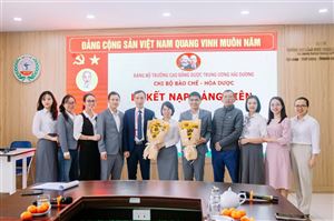 Trang trọng tổ chức Lễ kết nạp đảng viên mới tại Trường Cao đẳng Dược Trung ương Hải Dương