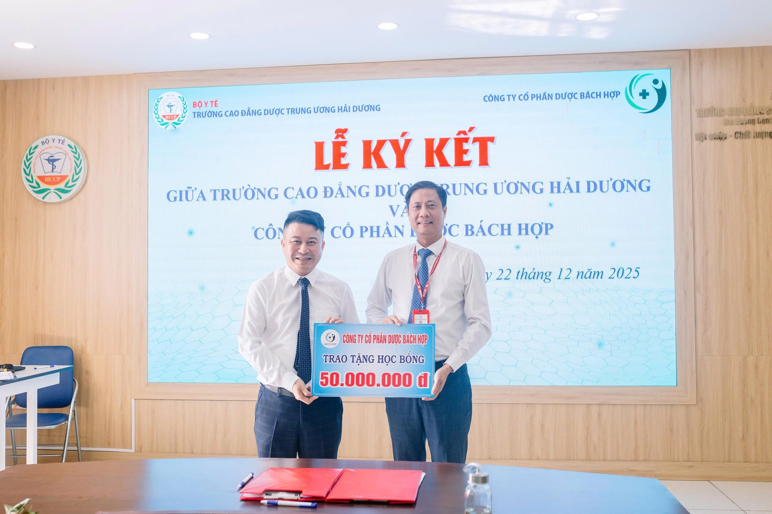 KÝ KẾT THỎA THUẬN HỢP TÁC GIỮA TRƯỜNG CAO ĐẲNG DƯỢC TRUNG ƯƠNG HẢI DƯƠNG VÀ CÔNG TY CP DƯỢC BÁCH HỢP