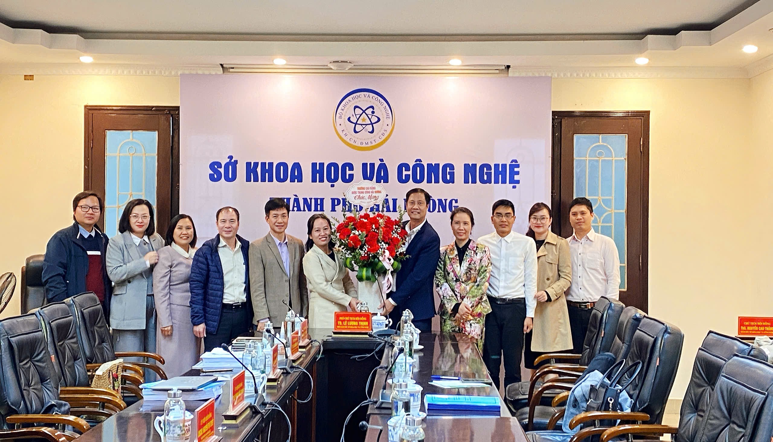 Trường Cao đẳng Dược Trung ương đã Nghiệm thu thành công đề tài nghiên cứu khoa học cấp thành phố: Nghiên cứu bào chế dung dịch hỗ trợ điều trị viêm mũi xoang từ cây ngũ sắc Ageratum Conzoides L. và một số dược liệu