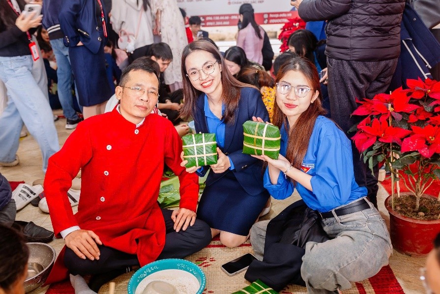 GIỮ NÉT XUÂN TỪ NHỮNG KHOẢNH KHẮC RẤT “SINH VIÊN”