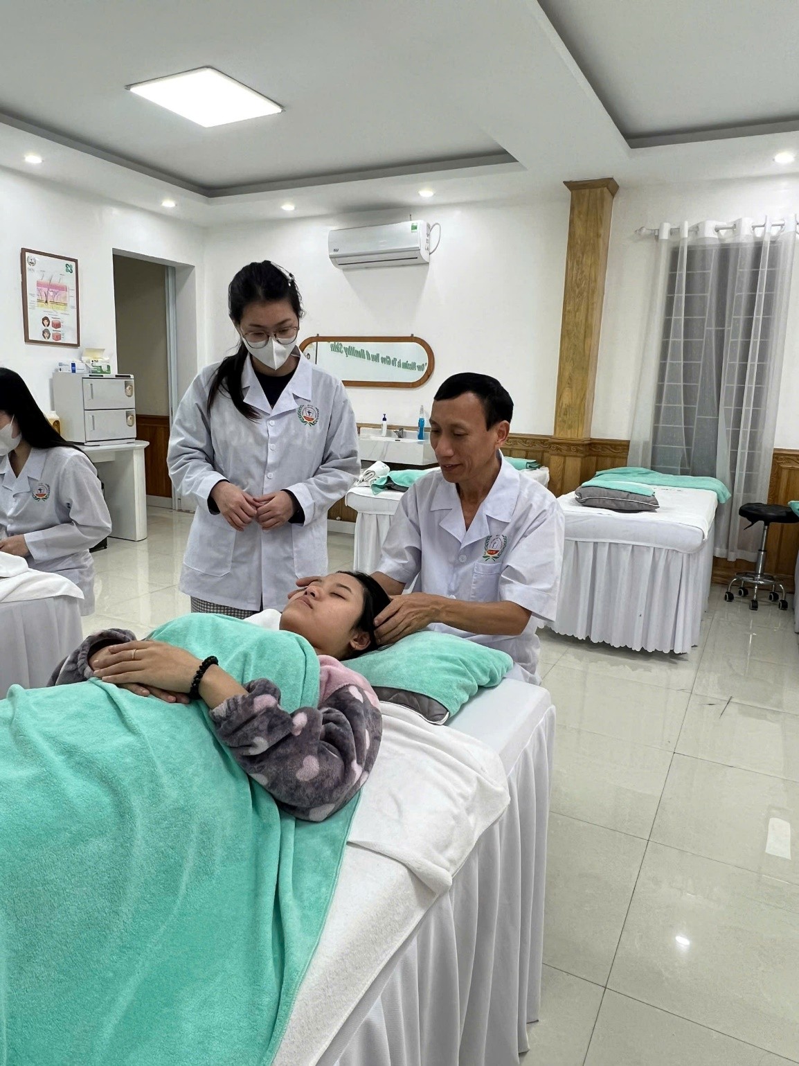 LỚP XOA BÓP BẤM HUYỆT DƯỠNG SINH KHÓA 1 TỔ CHỨC BUỔI THỰC HÀNH ĐẦU TIÊN TẠI TRƯỜNG CAO ĐẲNG DƯỢC TRUNG ƯƠNG HẢI DƯƠNG