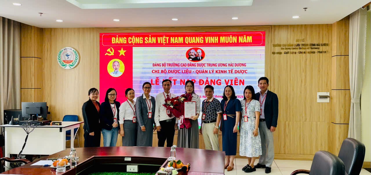 CHI BỘ DƯỢC LIỆU - QUẢN LÝ KINH TẾ DƯỢC LONG TRỌNG TỔ CHỨC LỄ KẾT NẠP ĐẢNG VIÊN MỚI