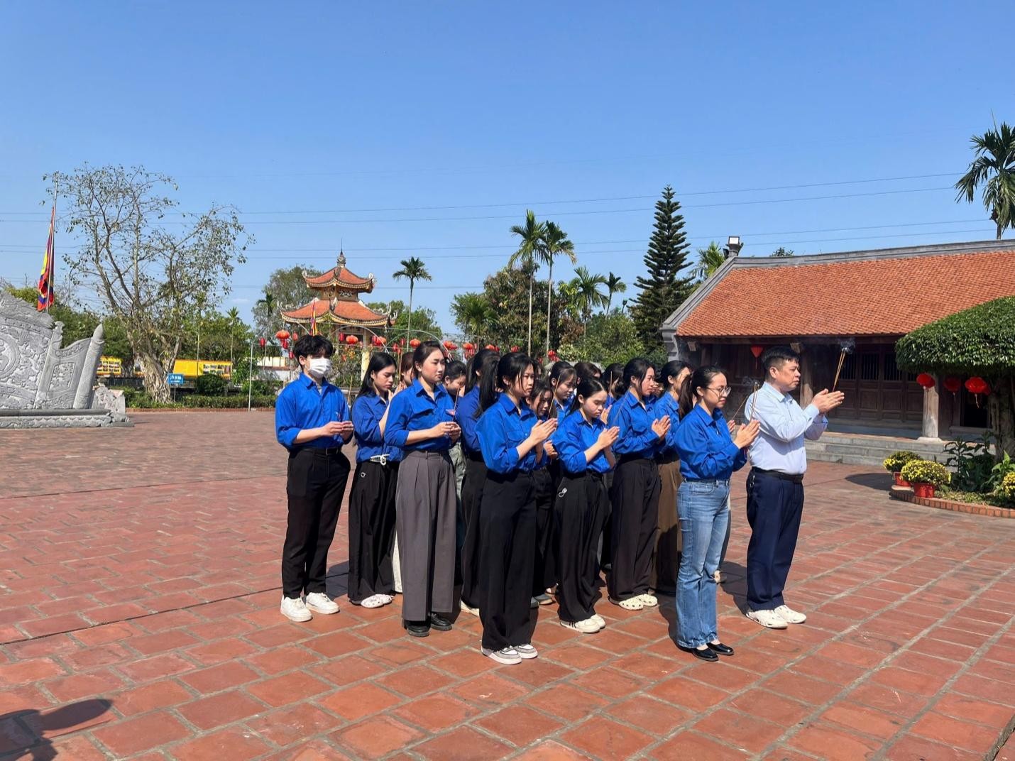 ĐOÀN TRƯỜNG CAO ĐẲNG DƯỢC TRUNG ƯƠNG HẢI DƯƠNG TỔ CHỨC HÀNH TRÌNH VỀ NGUỒN VÀ HOẠT ĐỘNG TÌNH NGUYỆN TẠI  ĐỀN BIA