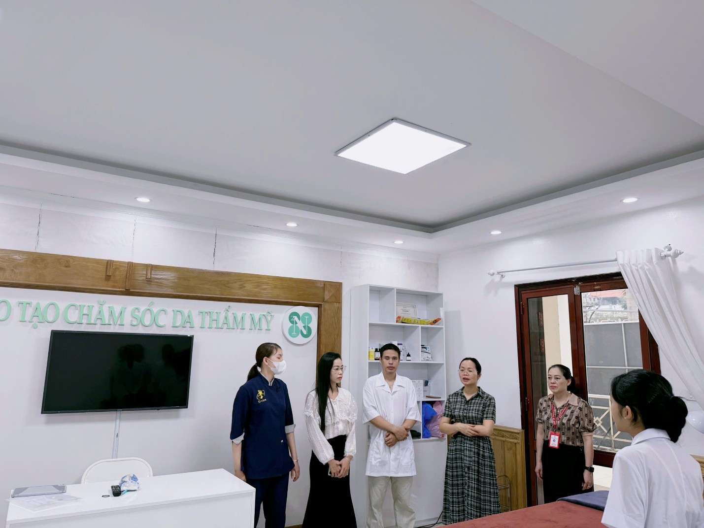 TĂNG CƯỜNG GẮN KẾT ĐÀO TẠO VỚI THỰC TIỄN: SINH VIÊN TRẢI NGHIỆM KỸ THUẬT XOA BÓP BẤM HUYỆT, GỘI ĐẦU DƯỠNG SINH