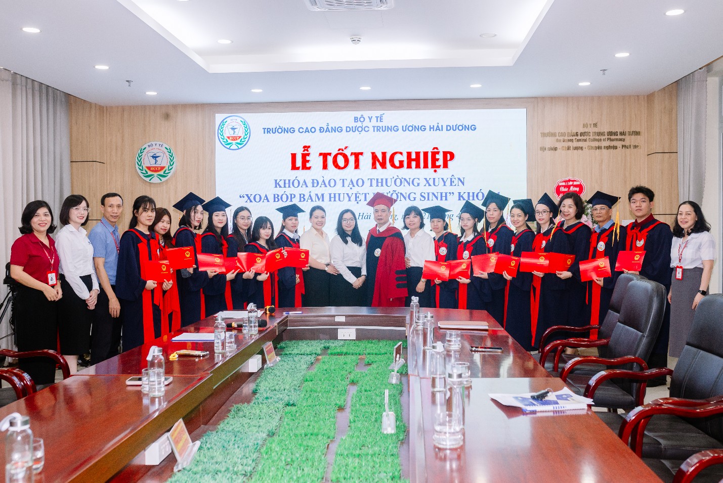 Lễ tốt nghiệp khóa đào tạo thường xuyên “Xoa bóp bấm huyệt dưỡng sinh” khóa I và Ký kết hợp tác giữa Trường cao đẳng Dược Trung ương Hải Dương với Công ty cổ phần Sen Tím