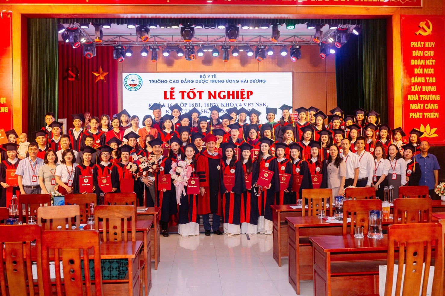 LỄ TỐT NGHIỆP DƯỢC CAO ĐẲNG KHÓA 14 HỆ LIÊN THÔNG, KHÓA 16 HỆ CHÍNH QUY ĐỢT 1 VÀ CÁC KHÓA VĂN BẰNG 2
