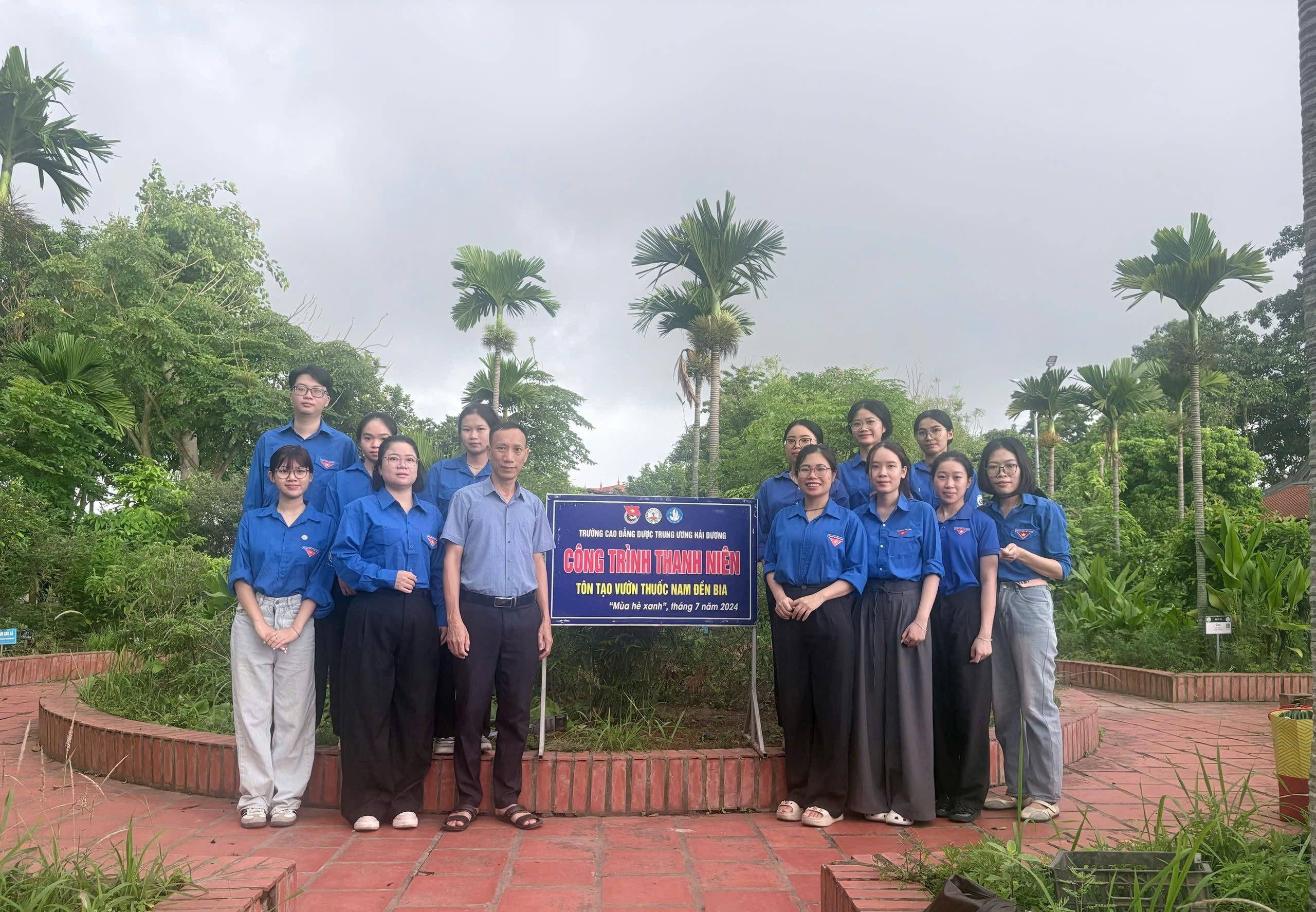 HOẠT ĐỘNG TÌNH NGUYỆN Ý NGHĨA CỦA TUỔI TRẺ TRƯỜNG CAO ĐẲNG DƯỢC TRUNG ƯƠNG HẢI DƯƠNG TẠI ĐỀN BIA