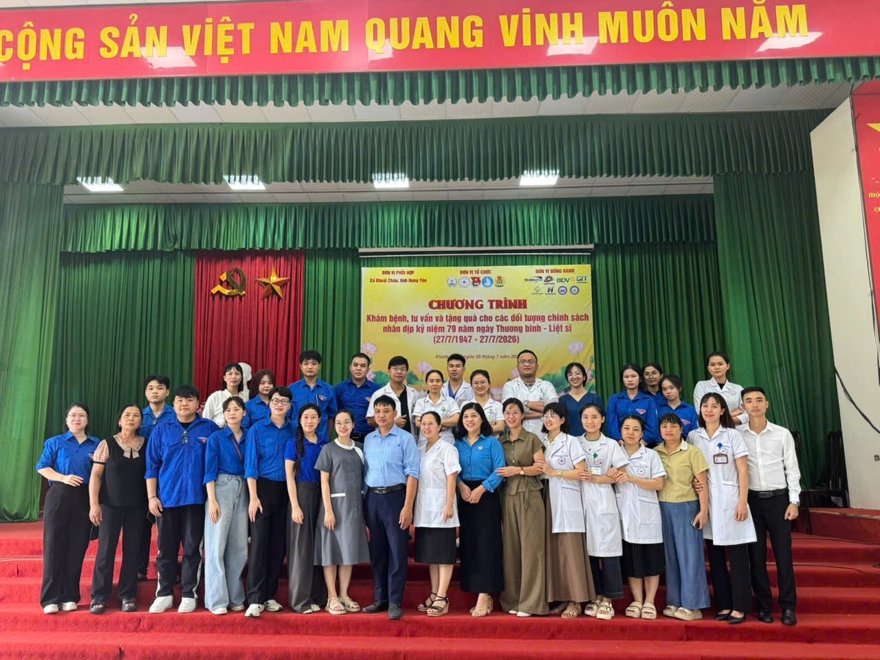 Trường Cao đẳng Dược Trung ương Hải Dương phối hợp tổ chức khám bệnh, tư vấn sức khỏe và trao tặng gần 240 suất quà tri ân tại xã Khoái Châu, tỉnh Hưng Yên