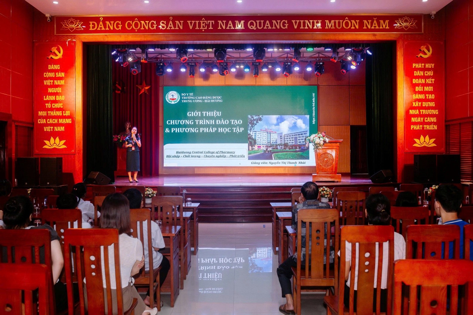 Tân học sinh hệ Song bằng 9+ HCCP hào hứng trong ngày tập trung đầu năm học 2026–2027