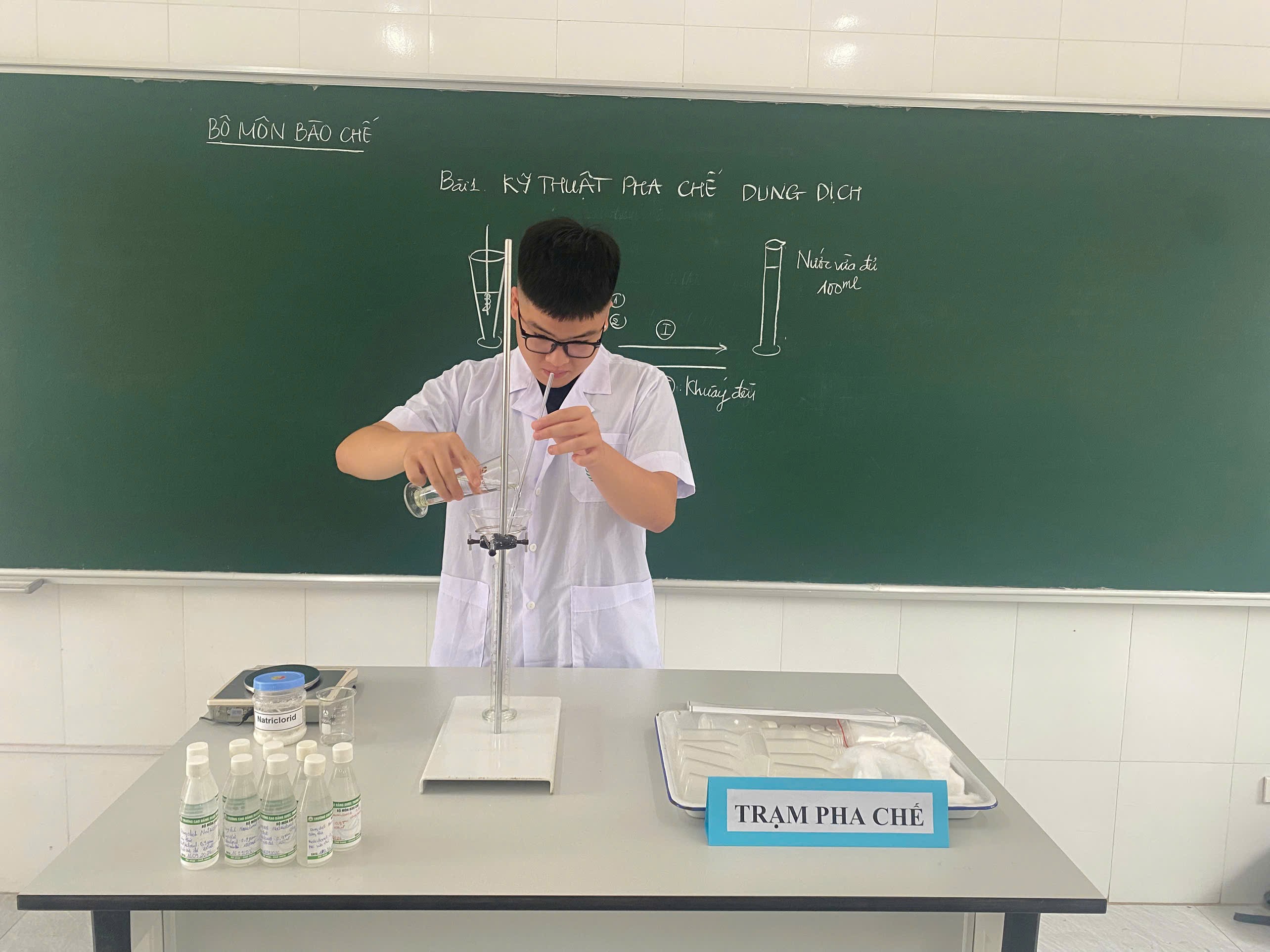 TRUNG CẤP CÔNG NGHỆ THỰC PHẨM – DƯỢC PHẨM Học nghề từ sớm, vững chuyên môn để sẵn sàng bước vào thị trường lao động