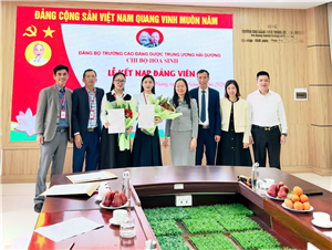 Chi bộ Hóa Sinh kết nạp hai đảng viên mới là giảng viên trẻ tiêu biểu