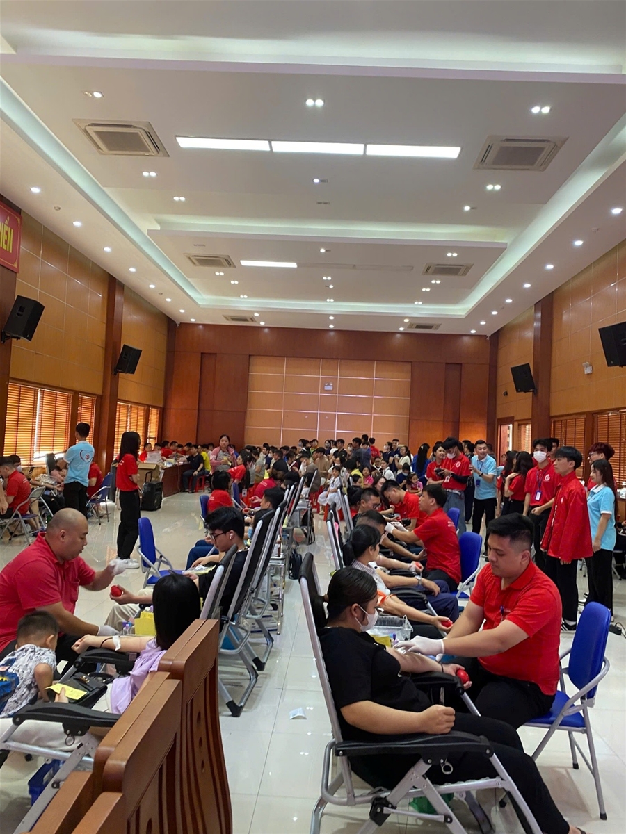 Ảnh có chứa trang phục, trong nhà, người, trần nhàNội dung do AI tạo ra có thể không chính xác.