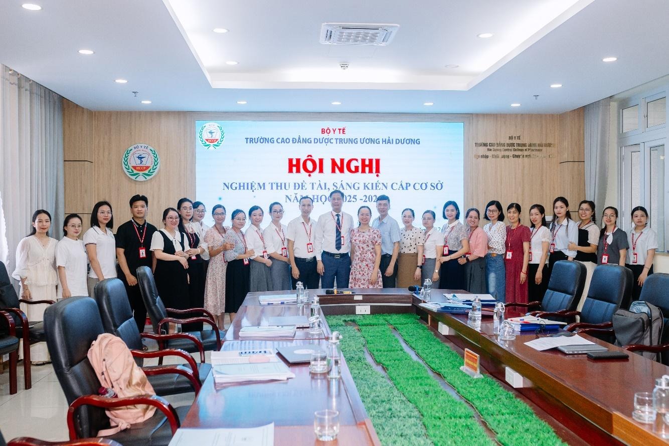 A group of people standing in a room

AI-generated content may be incorrect.