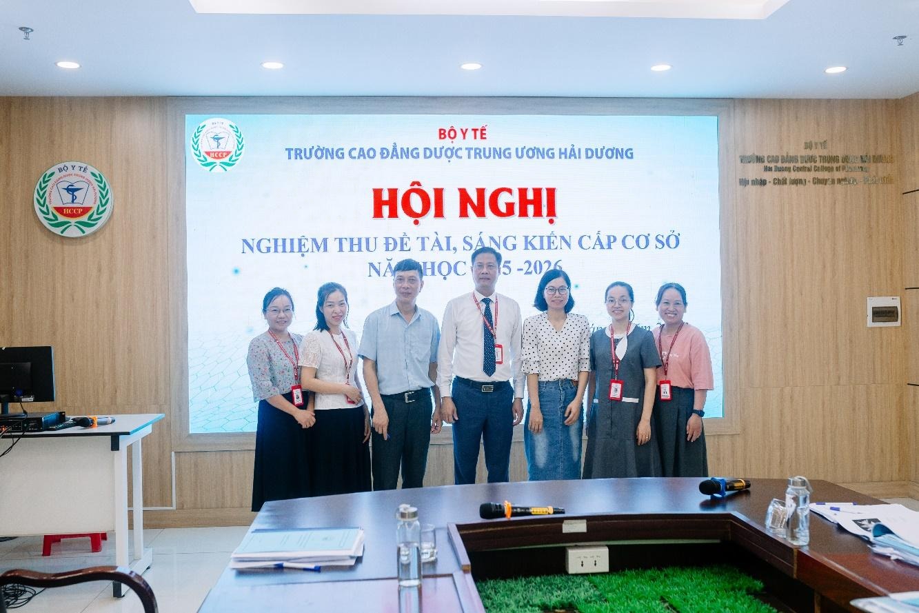 A group of people standing in front of a large screen

AI-generated content may be incorrect.