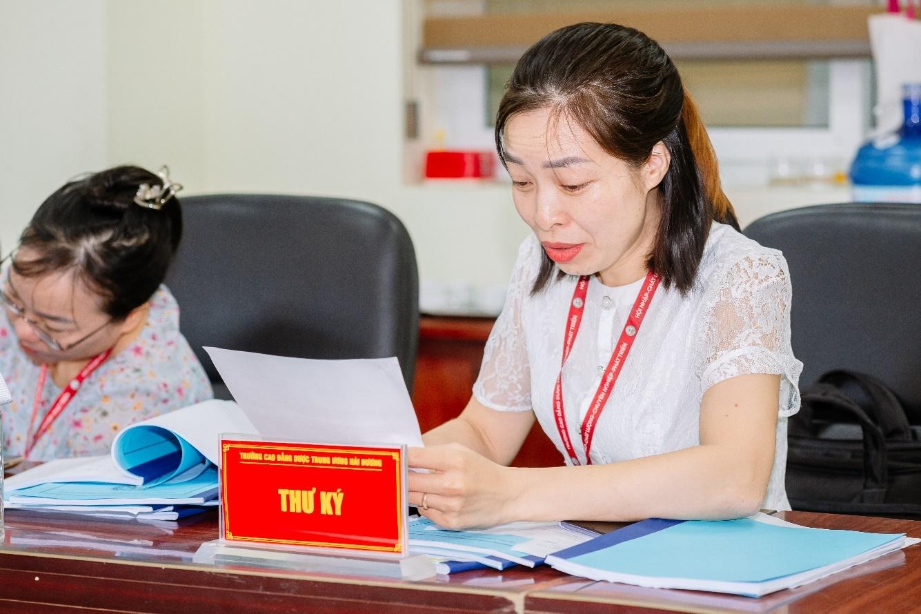 A person sitting at a desk looking at a piece of paper

AI-generated content may be incorrect.