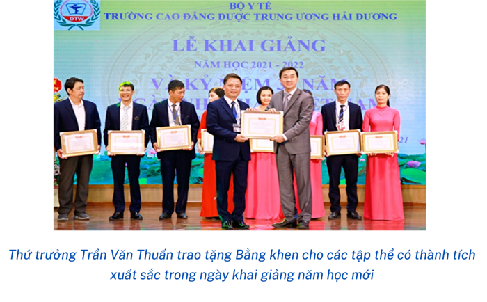 Thứ trưởng Trần Văn Thuấn trao tặng Bằng khen cho các tập thể có thành tích xuất sắc trong ngày khai giảng năm học mới
