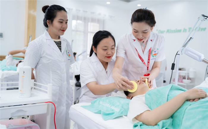 Các học viên say mê trong giờ thực hành ngành Chăm sóc sắc đẹp