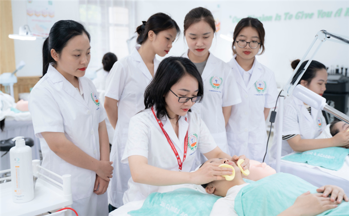 Các học viên say mê trong giờ thực hành ngành Chăm sóc sắc đẹp