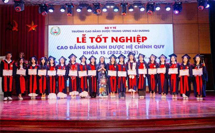 Sinh viên cao đẳng ngành Dược hệ chính quy khóa 15 trong ngày tốt nghiệp