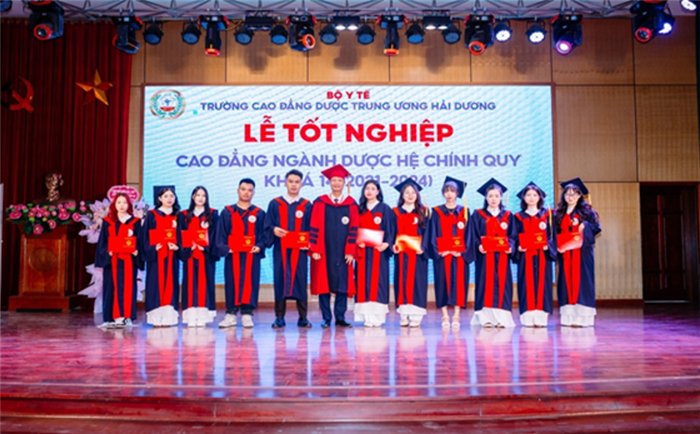 Sinh viên cao đẳng ngành Dược hệ chính quy trong ngày tốt nghiệp