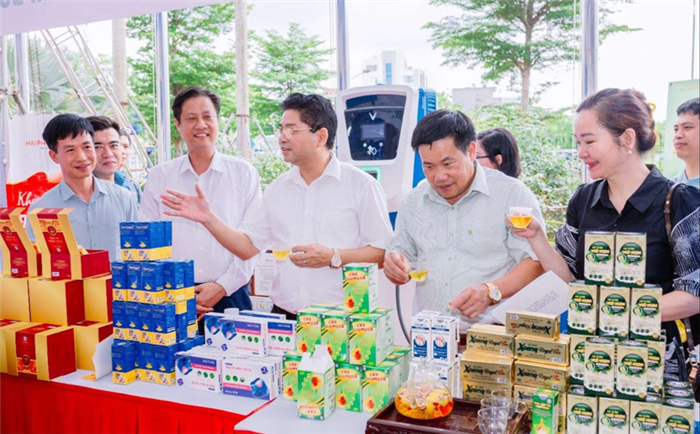 Gian hàng của trường tại Techfest vùng Đồng bằng Sông Hồng năm 2023