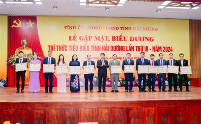 TS. Nguyễn Thị Hường, Bí thư Đảng ủy - Chủ tịch Hội đồng trường và  TS. Trần Bá Kiên, Phó Bí thư Đảng ủy - Hiệu trưởng tại Lễ gặp mặt, biểu dương trí thức tiêu biểu tỉnh Hải Dương năm 2024