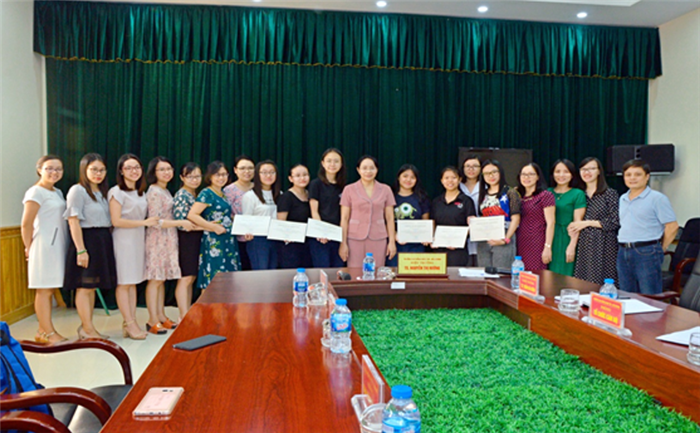 Sinh viên Trường RP của Singapore nhận chứng chỉ kết thúc kỳ thực