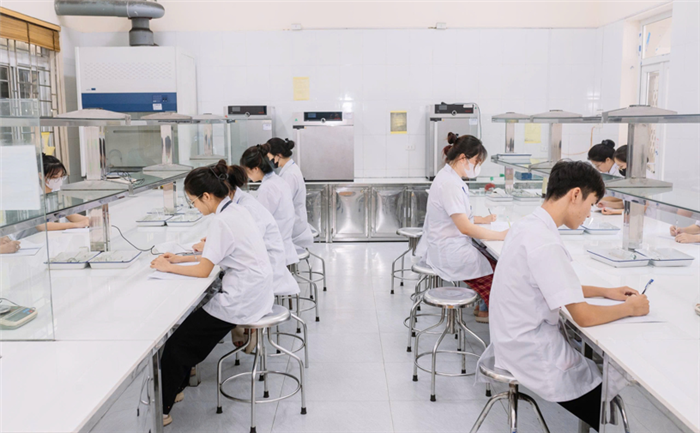 Cơ sở vật chất hỗ trợ sinh viên thực hành tại bộ môn Hóa dược