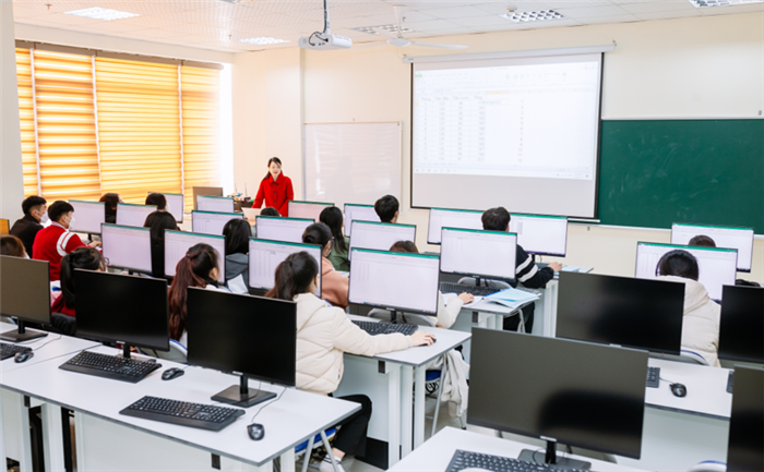 Cơ sở vật chất hỗ trợ sinh viên thực hành tại bộ môn Ngoại ngữ - Tin học