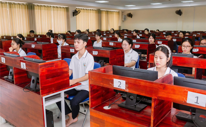 Cơ sở vật chất hỗ trợ sinh viên thực hành tại bộ môn Ngoại ngữ - Tin học