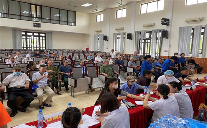 Tình nguyện viên nhà trường tham gia tư vấn và phát thuốc cho các  gia đình chính sách dịp 27/7