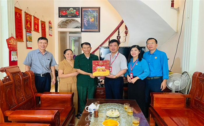 Đại diện Chính quyền và Công đoàn thăm và tặng quà gia đình chính sách  có con đang công tác tại trường