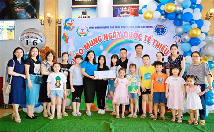  Gặp mặt tặng quà các cháu thiếu niên, nhi đồng là con của viên chức, người lao động nhà trường
