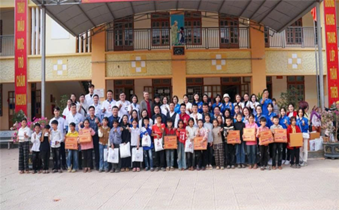 Thầy - trò nhà trường và các mạnh thường quân tham gia chương trình Đông ấm vùng cao tại Sín Thầu, Mường Nhé, Điện Biên năm 2024