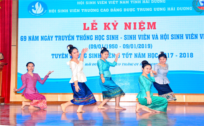 Tiết mục văn nghệ của các em sinh viên Lào